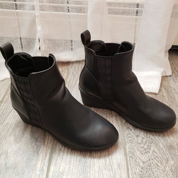 Muk Luks Shoes - SALE Muk Luks Oxford wedge ankle booties 6.5 black